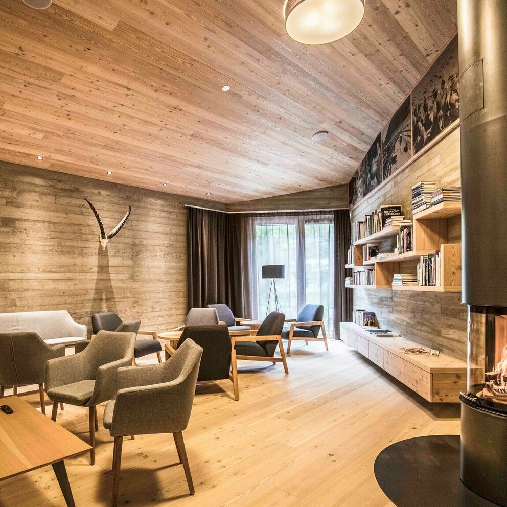 Auszeit im Nationalpark Hohe Tauern Gemütlicher Aufenthaltsraum mit Kamin und Sitzgelegenheiten im Spöttlinghof.
