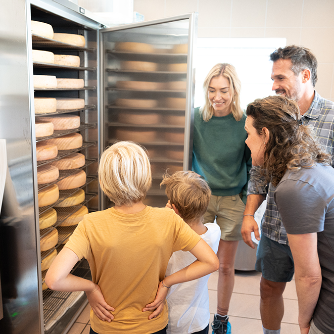 Am Jörgishof von Familie Unterweger werden viele Produkte selbst produziert, etwa Käse.