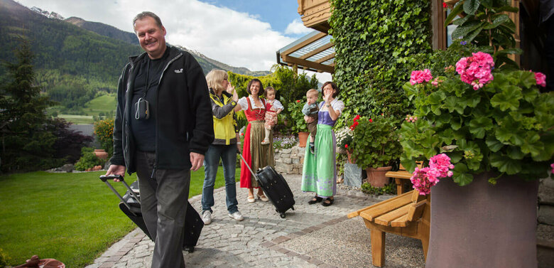 Osttiroler Herzlichkeit Osttiroler Gastgeber bei einer herzlichen Verabschiedung ihrer Gäste.