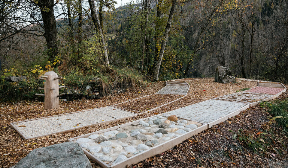 Der Barfußweg am Weg der Sinne hält verschiedene Untergründe bereit.