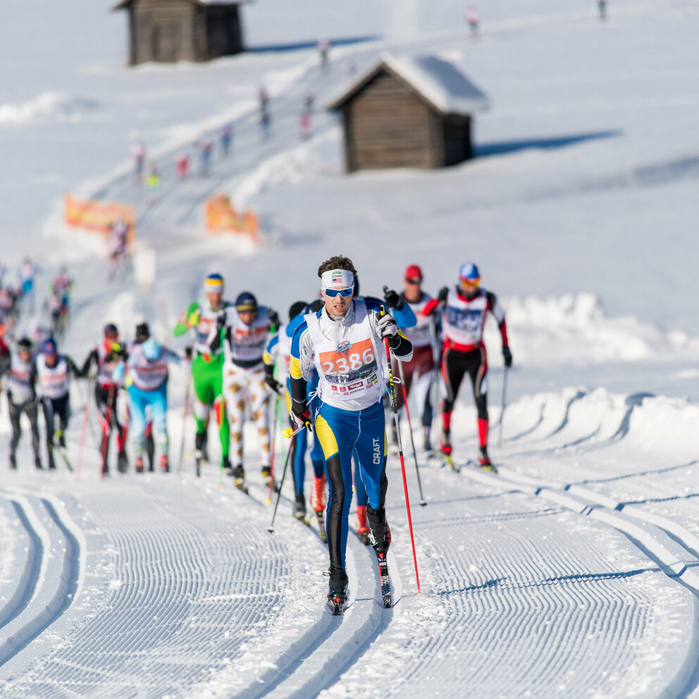 Beim legendären Dolomitenlauf in Osttirol, Österreichs größter Langlaufveranstaltung, stellen sich Profis sowie Amateure den kräftezehrenden Herausforderungen über 21 und 42 Kilometer im klassischen und freien Langlaufstil.