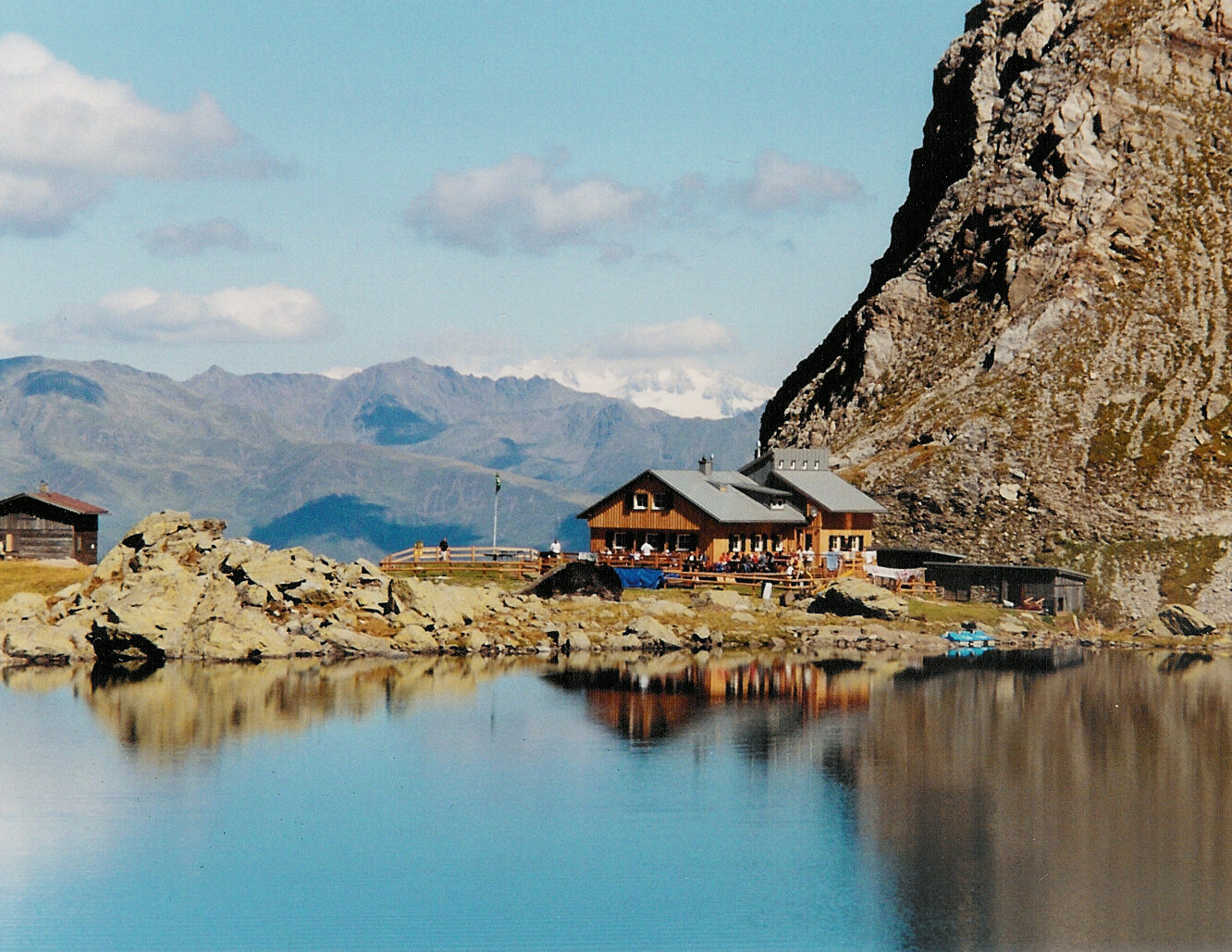 Die Obstanserseehütte direkt am See auf 2.304 Metern Seehöhe in Osttirol. Im Hintergrund der Großglockner.
