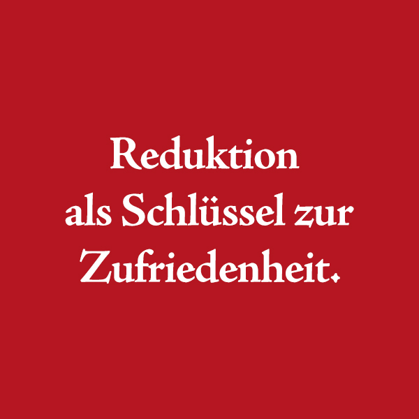 Roter Hintergrund mit dem weißen Schriftzug "Reduktion als Schlüssel zur Zufriedenheit"