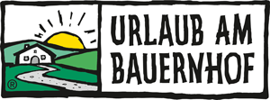 Logo Urlaub am Bauernhof Logo Urlaub am Bauernhof in einem rechteckigen Rahmen mit einer Zeichnung von einem Weg, einem Bauernhof und einer Sonne im Hintergrund.